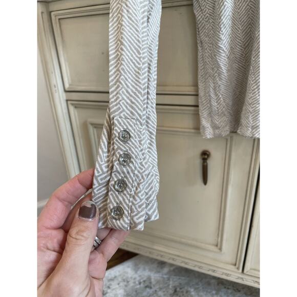 J. McLaughlin Beige White Geometric Pattern Button Sleeve Long sleeve Shirt Smal - Picture 2 of 6